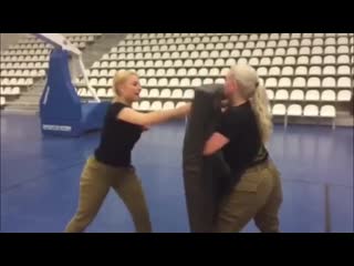 israeli women soldiers doing fitness training